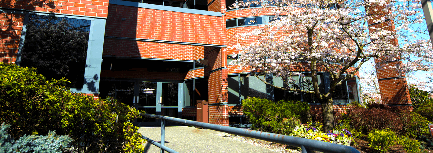 麦肯纳大厅 entrance in Spring